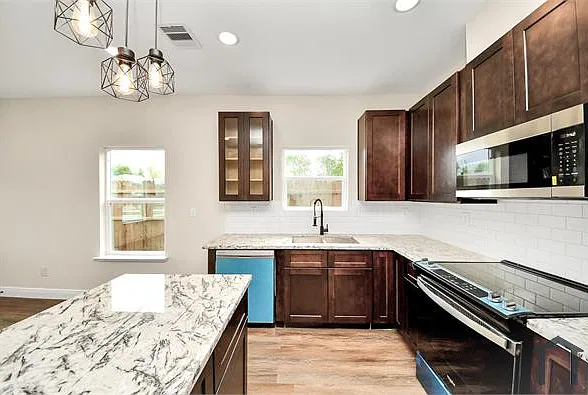 3 bed, 1300 sqft, $2,450 — Photo 2