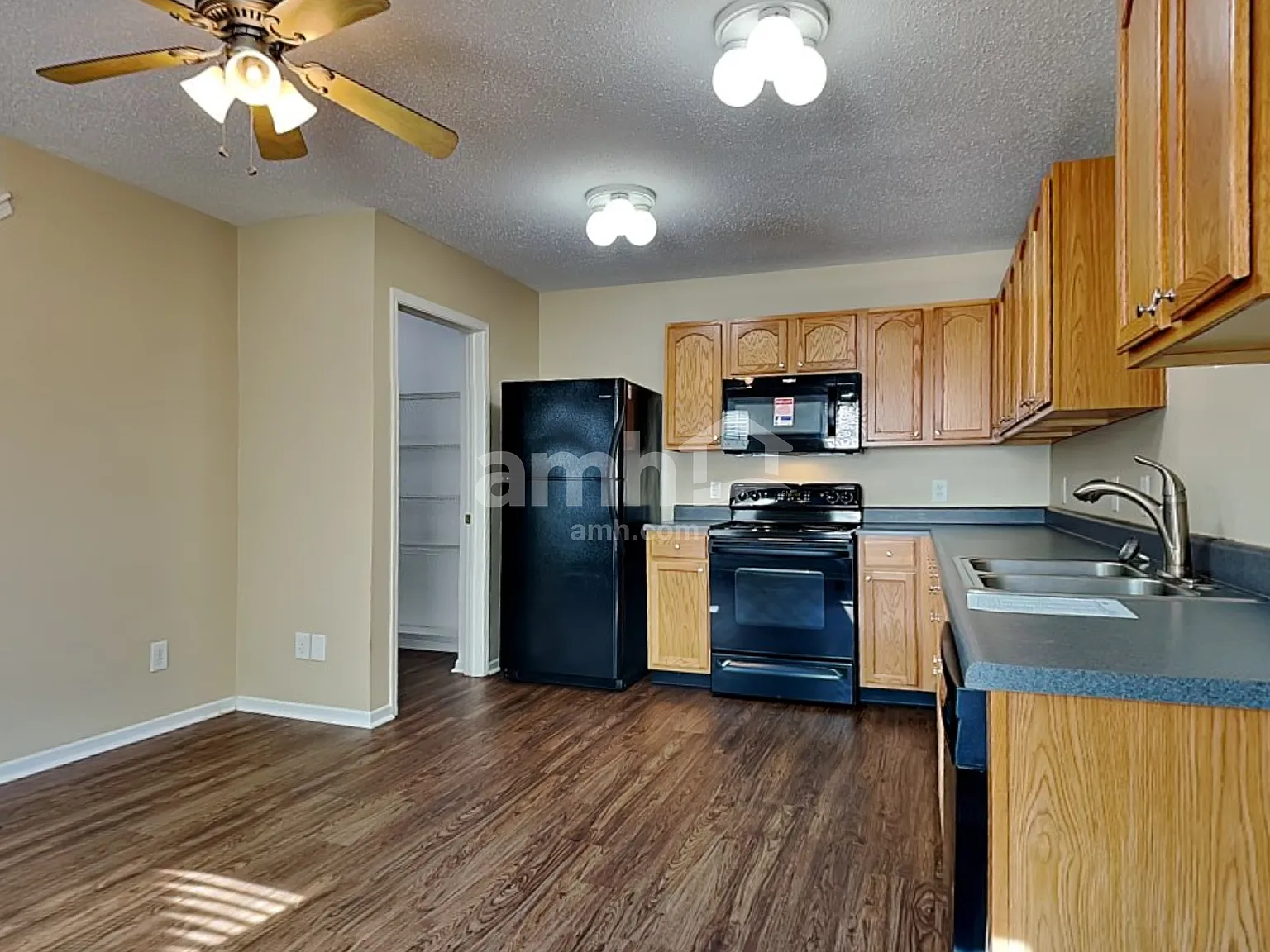 3 bed, 2.5 bath, 1920 sqft, $1,975 — Photo 3