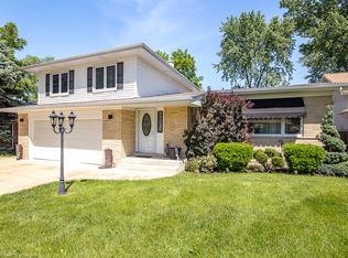 9525 S Menard Ave, Oak Lawn, IL 60453