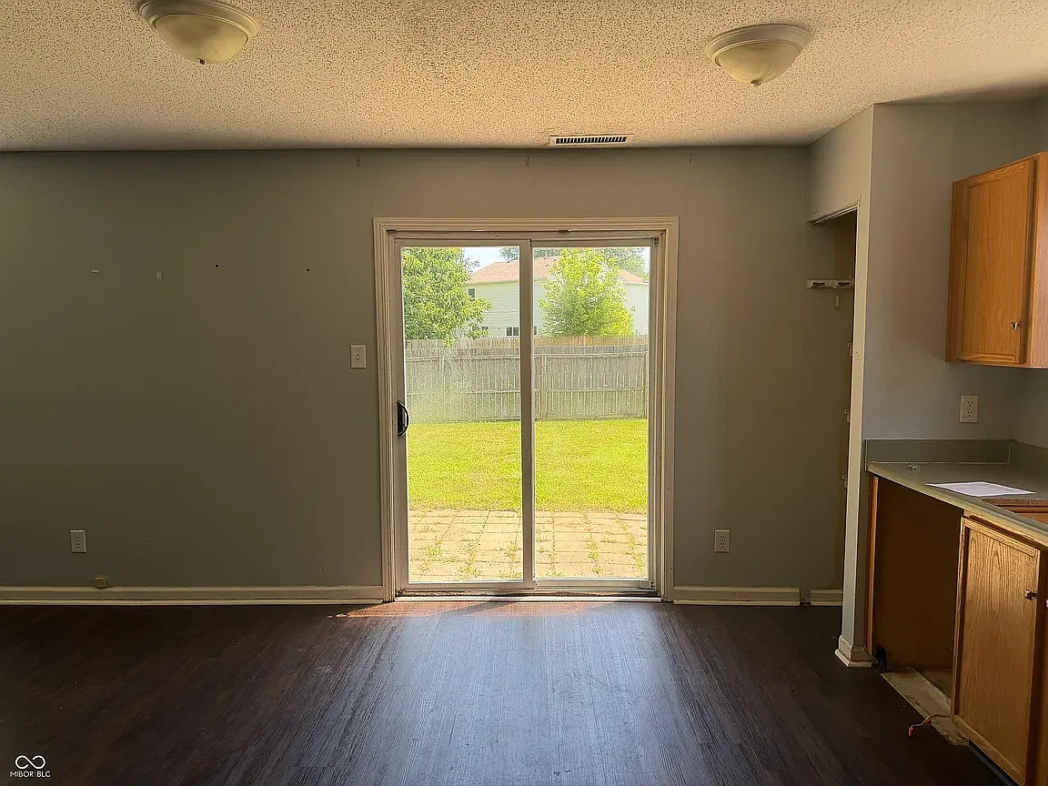 2525 Summerwood Ln — Photo 3
