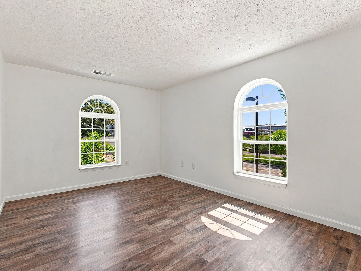 3 bed, 2.0 bath, 973 sqft, $1,925 — Photo 4