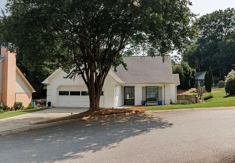 112 Lucy Ln — Photo 3