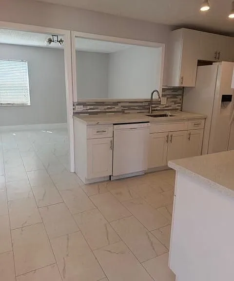 9448 Saddlebrook Dr — Photo 3