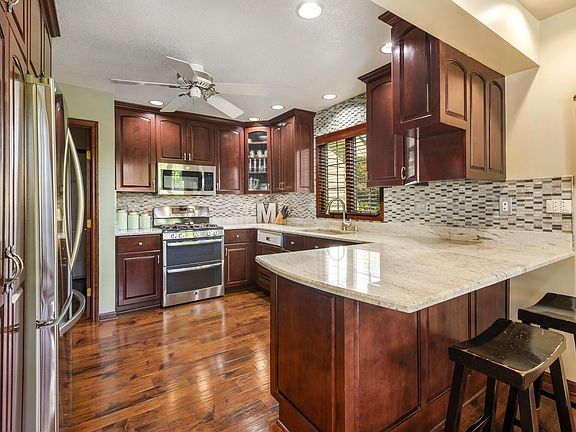 5th image of 305 Buckingham Pl