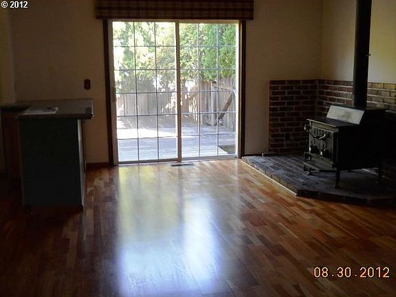 4th image of 1013 NE 6th Ave