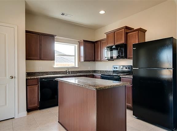 4th image of 2320 Redbud Dr