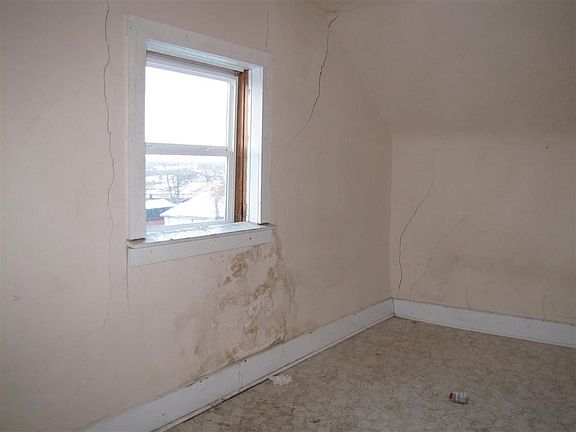 4th image of 524 N Main Ave