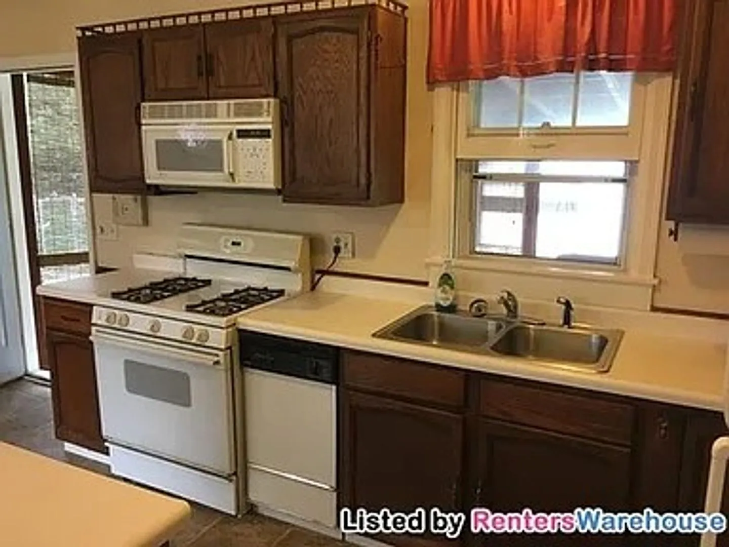 South Minneapolis 3 Bedroom 1 Bath Home — Photo 4