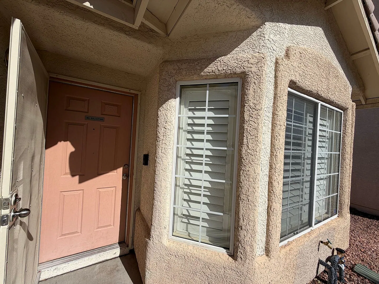 Spacious Single-Story 3-Bedroom Home with Vaulted Ceilings & Covered Patio — Photo 2