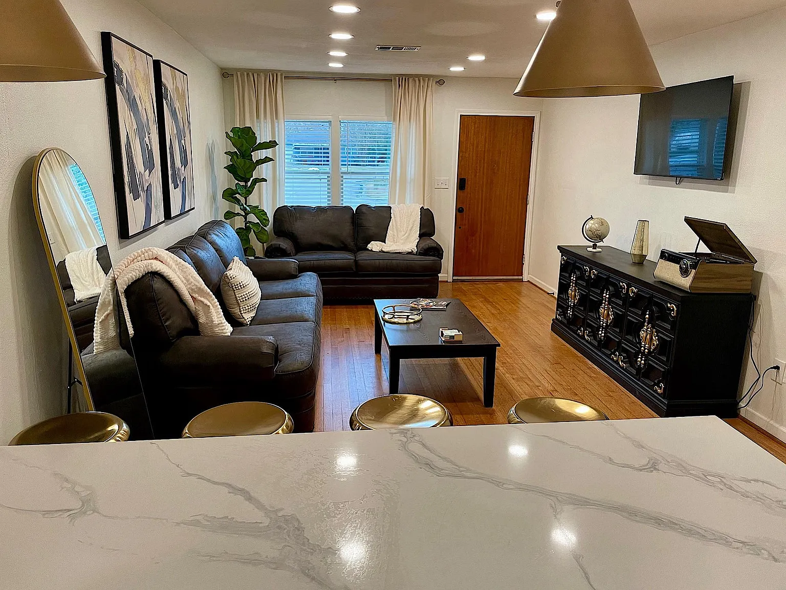 3 bed, 1.0 bath, 987 sqft, $1,700 — Photo 4
