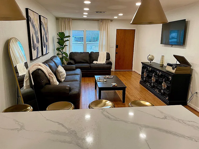 4814 Holloway Dr — Photo 4