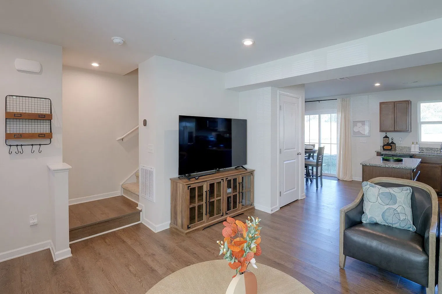 3 bed, 2.0 bath, 1216 sqft, $3,599 — Photo 4