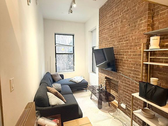 3rd image of 368 W 46th St APT 2r