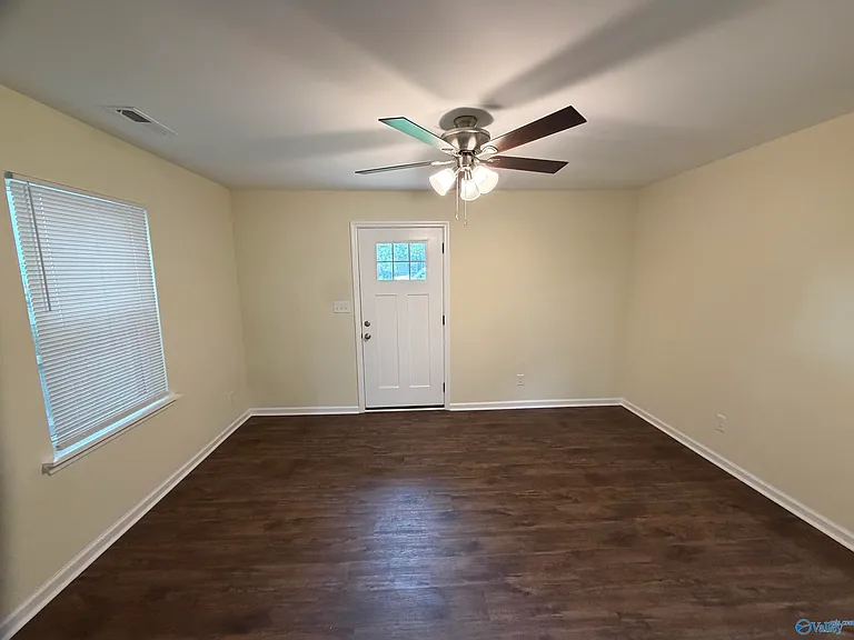 821 Moulton St E — Photo 5