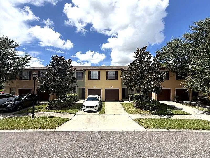 3 bed, 2.5 bath, 1362 sqft, $1,945 — Photo 2