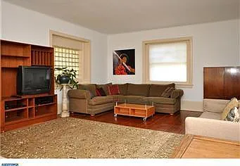 8 bed, 320 sqft, $875 — Photo 4