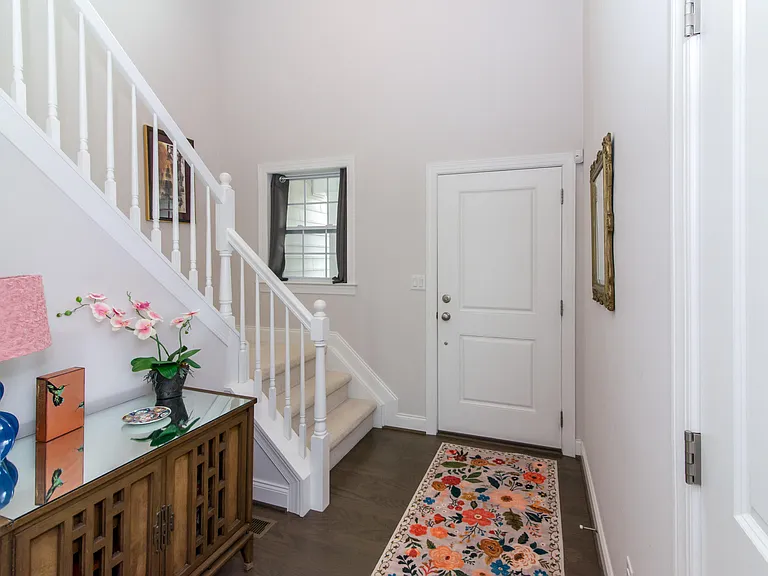 2544 Oxford Cir — Photo 3