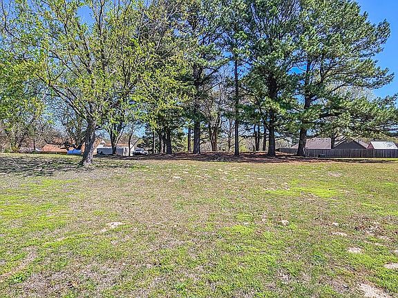 5th image of 80 Rockford Dr