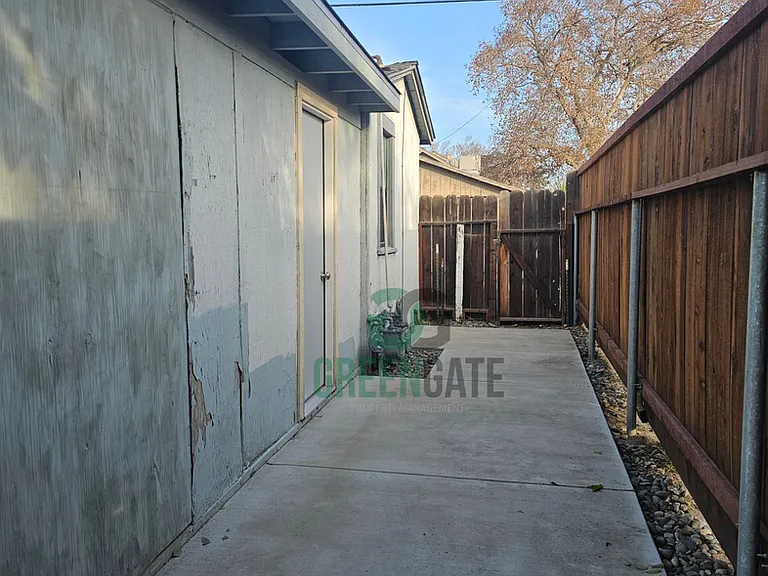 532-534 Melrose St — Photo 27