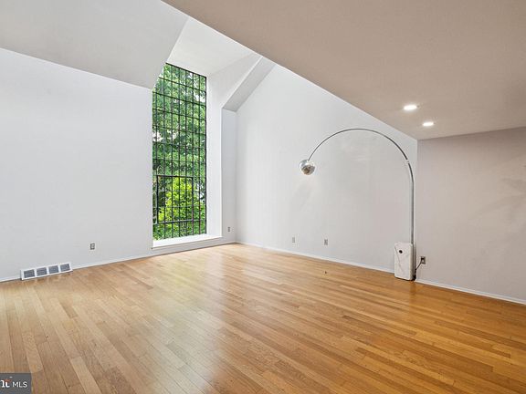 3rd image of 18 Saint James Ct #6