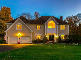 10 Laura Dr, Danbury, CT 06811