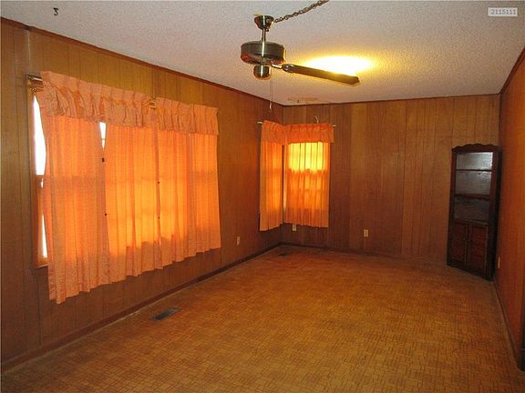 Lovely picture and corner windows bring lots of light into the living room!