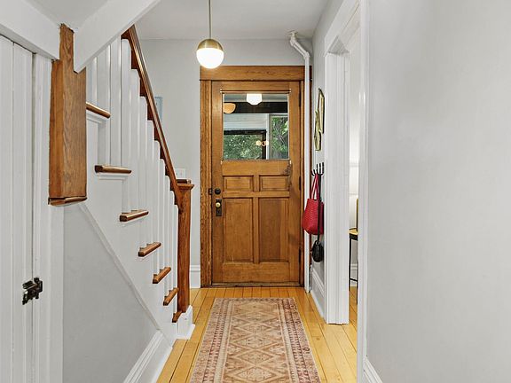 4th image of 34 Farwell St