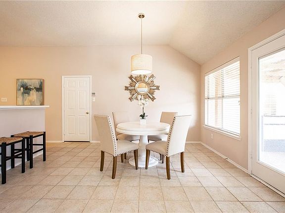 4th image of 4607 Highlands Dr