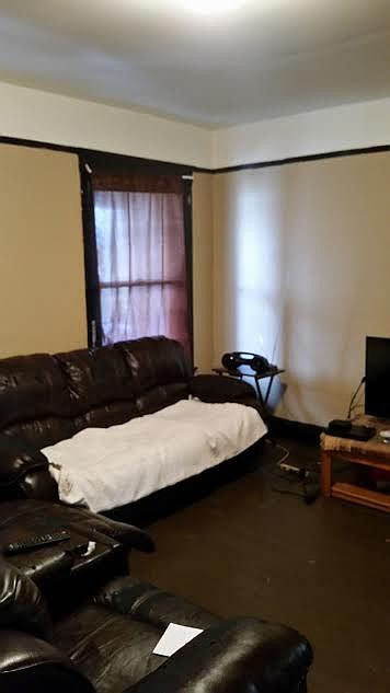 2nd image of 1546 E 49th St