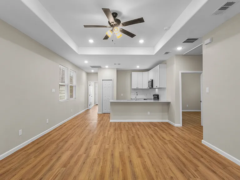 913 W Sherman St — Photo 4