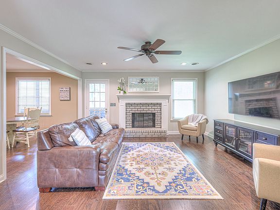 3rd image of 202 Crestlawn Pl