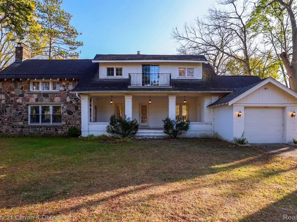 9661 Cooley Lake Rd, Commerce Township, MI 48382