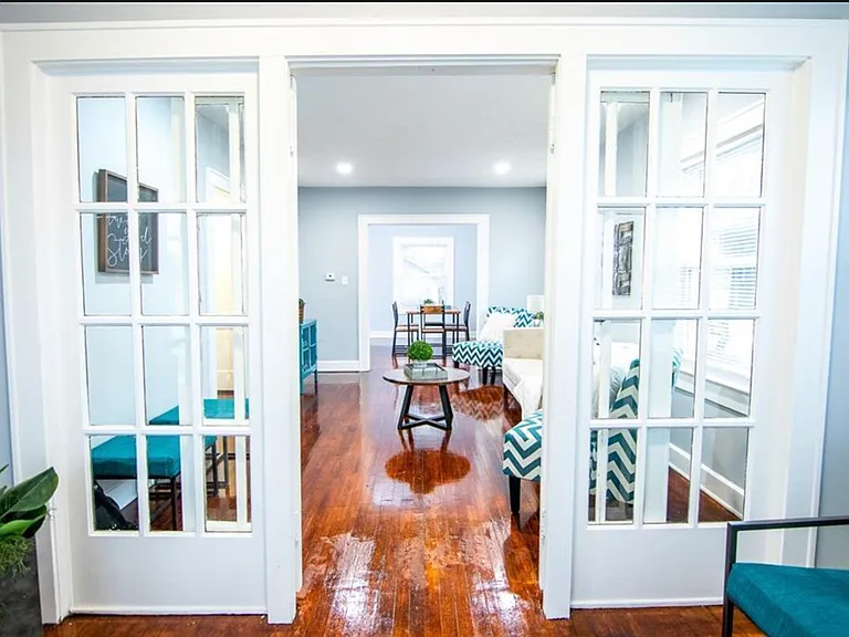 1815 E Riverside Dr — Photo 1