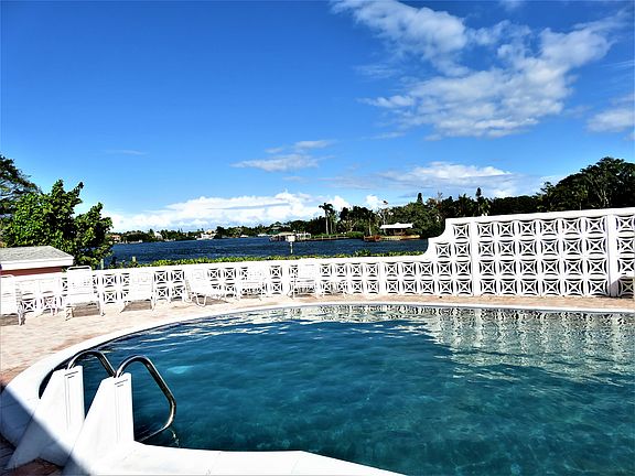 3rd image of 475 Tequesta Dr APT 7