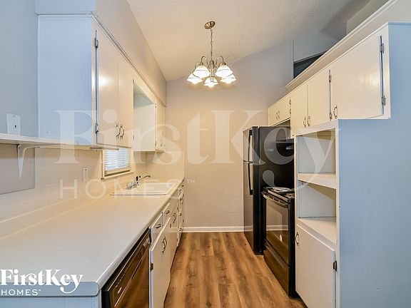 5th image of 307 NE Arlington Cir