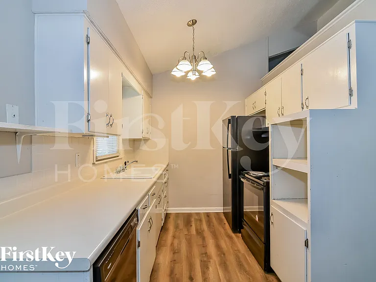 307 NE Arlington Cir — Photo 5