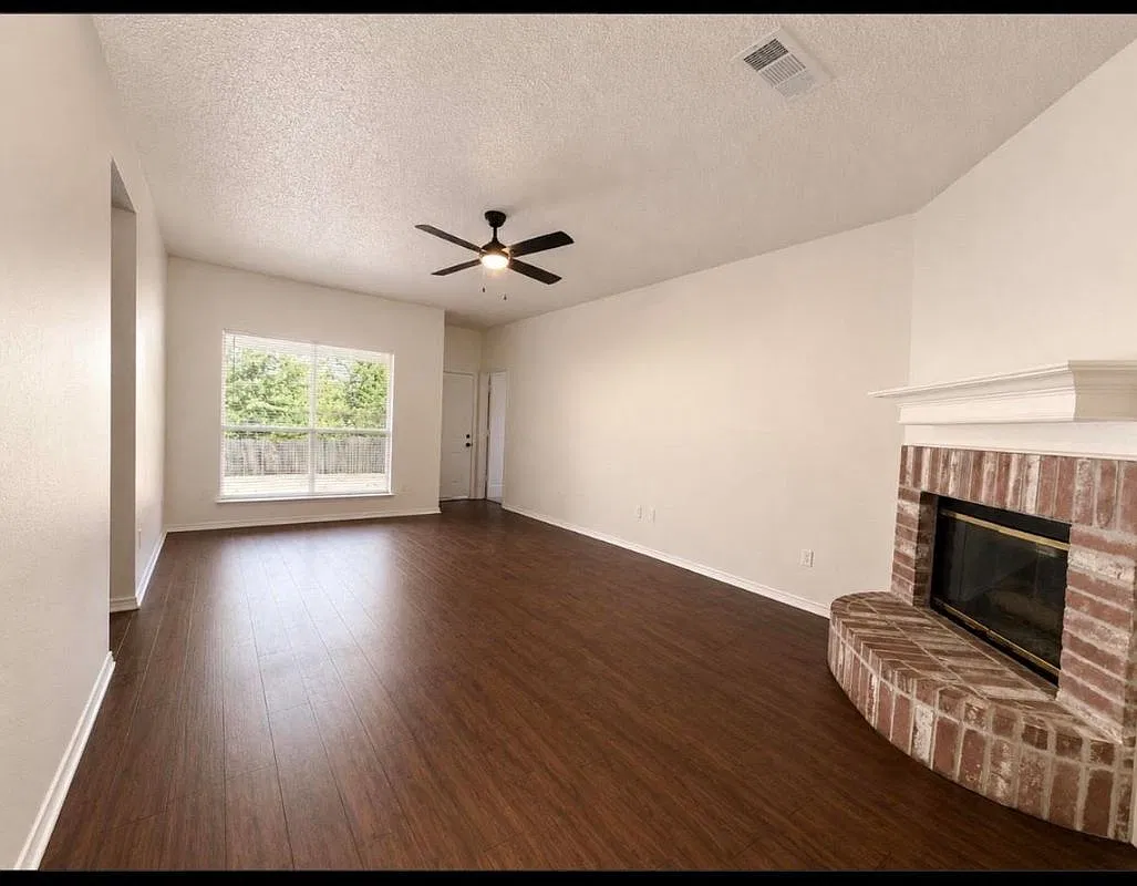 3 bed, 2.0 bath, 1461 sqft, $1,900 — Photo 2