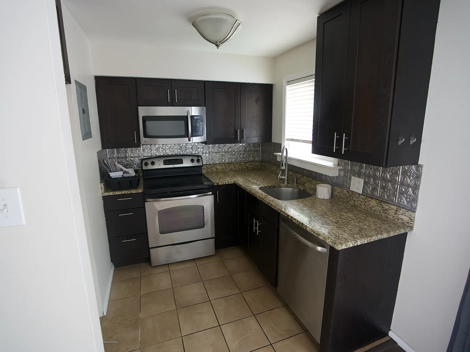 1375 Vance St — Photo 4