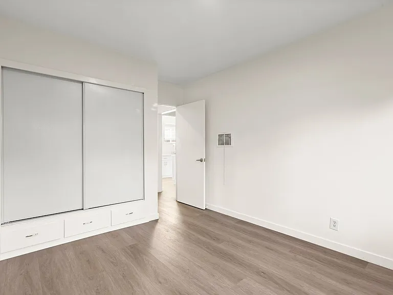 (El/Fe/Yo:B) 2648-2662 23rd Street — Photo 7