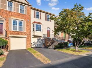 4257 Sleepy Lake Dr, Fairfax, VA 22033