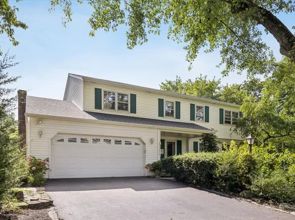 27W215 Oakwood St, Winfield, IL 60190