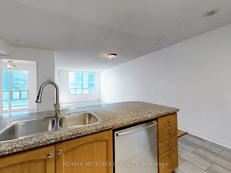 30 Grand Trunk Cres #502 — Photo 13