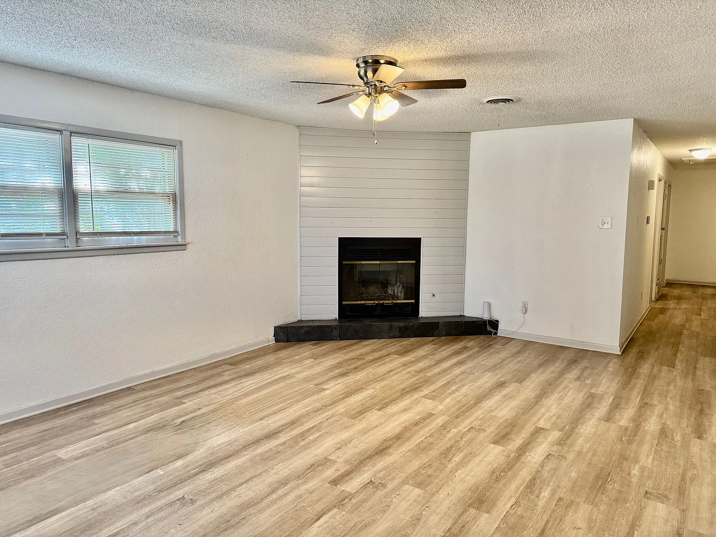 Move In Special 1/2 Off Ffirst Month!! Adorable 3 Bedroom Home With Bonus Room Near Tech And Lcu! — Photo 3