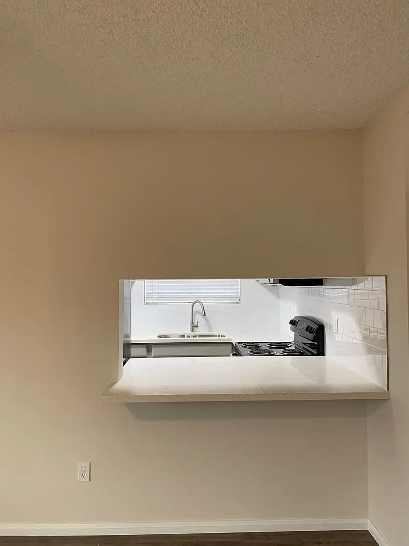 Updated 3 Bedroom Home In Henderson — Photo 4