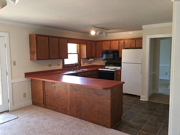 3rd image of 1205 Roundtree Dr