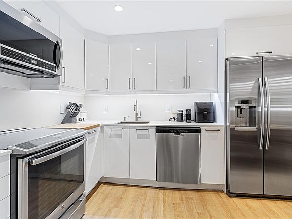 5th image of 903 Cypress Terrace #206