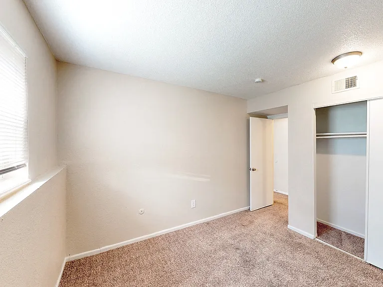 Skyline Apartments — Photo 31