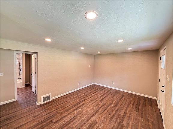 5th image of 137 Emrose Dr
