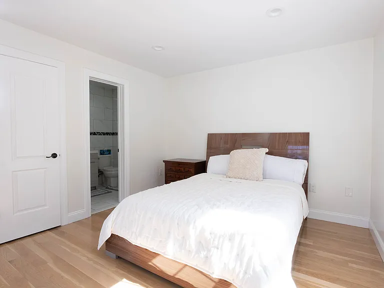 16 Hollyoak Ave — Photo 16