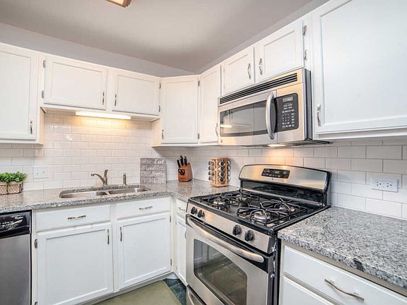 5th image of 325 Woodridge Cir Unit F